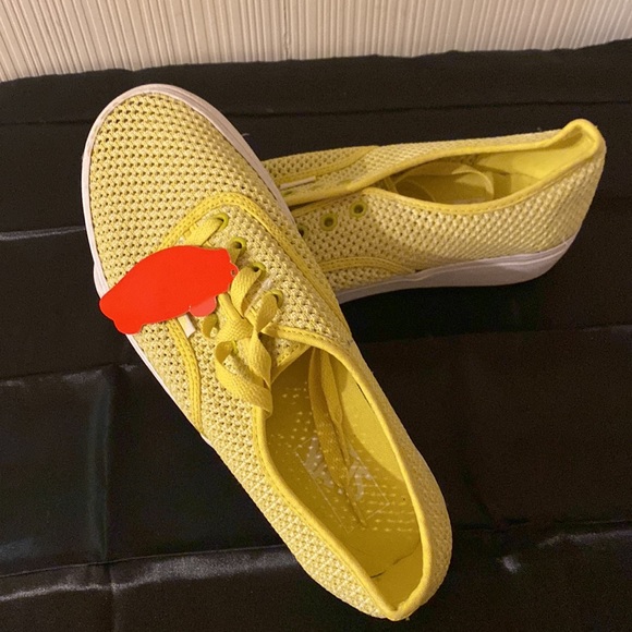 YELLOW WOVEN VANS SIZED 9 - Picture 4 of 4